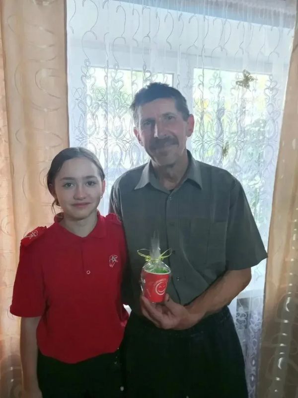 Ровеньковские волонтеры посетили пожилых людей Ровеньковские волонтеры посетили пожилых людей