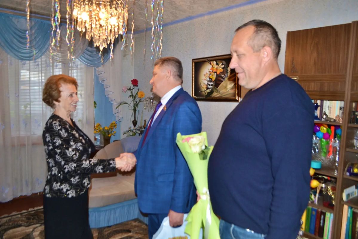 Сергей Цемкало лично поздравил ветеранов педагогического труда с Днём учителя Сергей Цемкало лично поздравил ветеранов педагогического труда с Днём учителя