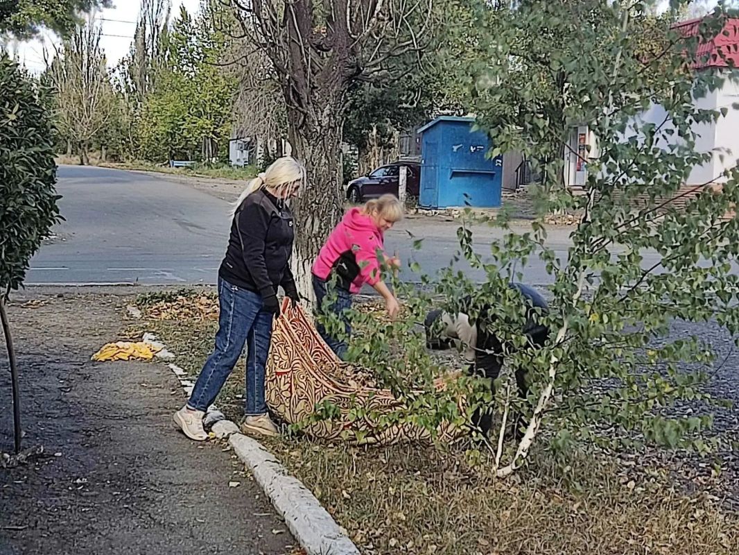 Сегодня сотрудники отдела жизнеобеспечения г. Вахрушево, г. Миусинск, пгт. Хрустальное управления развитием территорий Администрации провели субботники возле административных зданий Сегодня сотрудники отдела жизнеобеспечения г. Вахрушево, г. Миусинск, пгт. Хрустальное управления развитием территорий Администрации провели субботники возле административных зданий