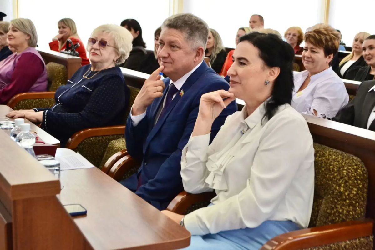 Сергей Цемкало: Сегодня, накануне профессионального праздника — Дня учителя — принял участие в торжественном мероприятии и поздравил педагогов нашего города Сергей Цемкало: Сегодня, накануне профессионального праздника — Дня учителя — принял участие в торжественном мероприятии и поздравил педагогов нашего города