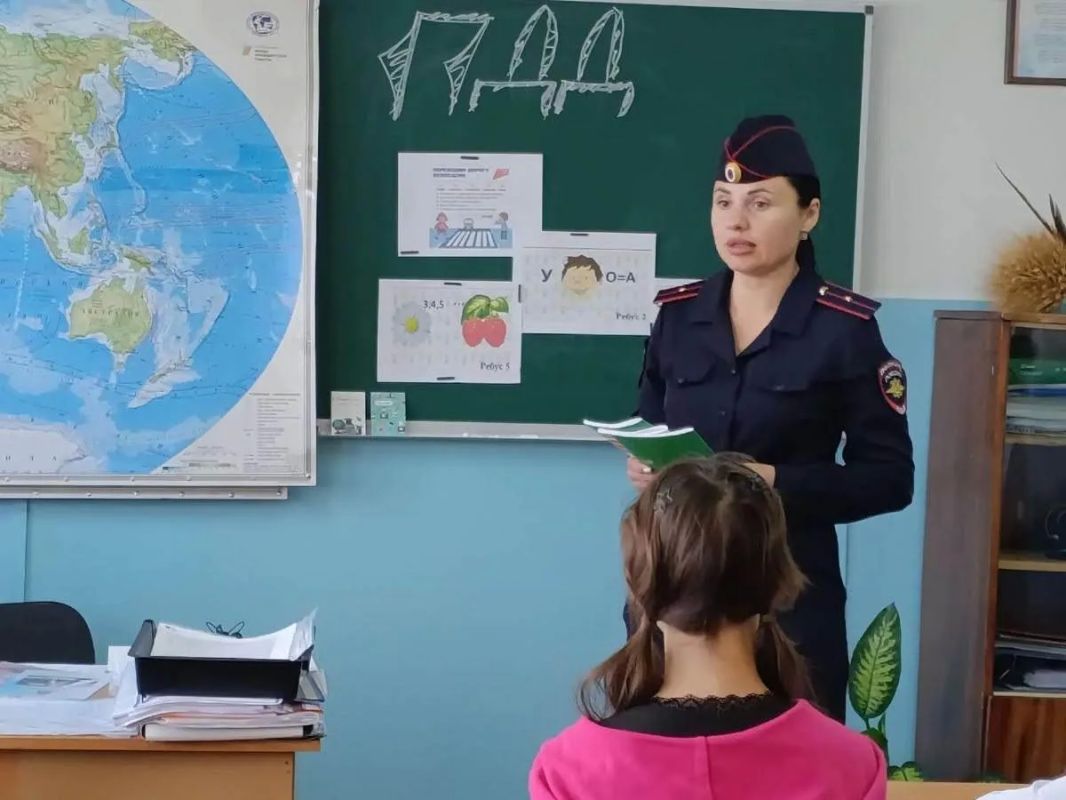Сотрудники ЛОП на станции Должанская провели профилактические и профориентационные мероприятия для школьников Сотрудники ЛОП на станции Должанская провели профилактические и профориентационные мероприятия для школьников