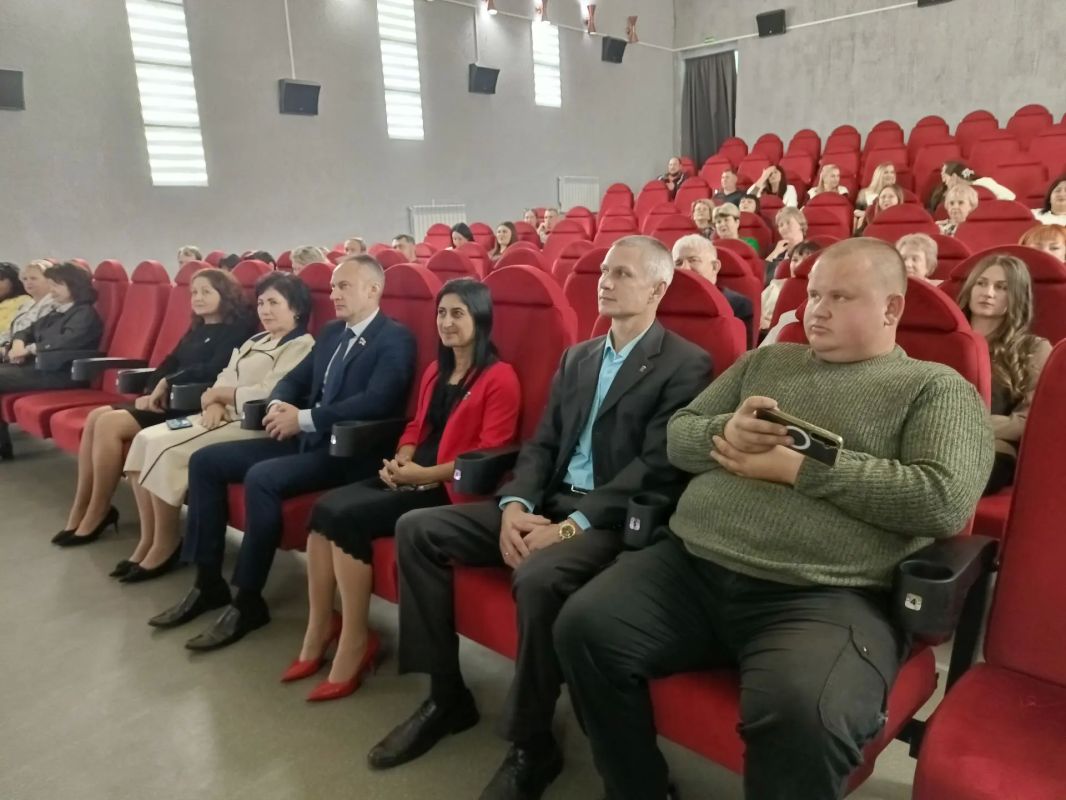 В Ровеньках торжественно отметили День работника образования Сегодня в городском округе город Ровеньки состоялось праздничное мероприятие, посвященное Дню работника образования. В зале собрались те, кто посвятил свою жизнь... В Ровеньках торжественно отметили День работника образования Сегодня в городском округе город Ровеньки состоялось праздничное мероприятие, посвященное Дню работника образования. В зале собрались те, кто посвятил свою жизнь...