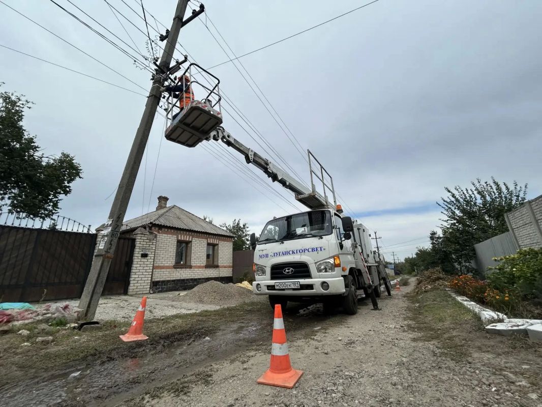 В Луганске по Народной программе восстанавливают освещение на улице Уральской В Луганске по Народной программе восстанавливают освещение на улице Уральской