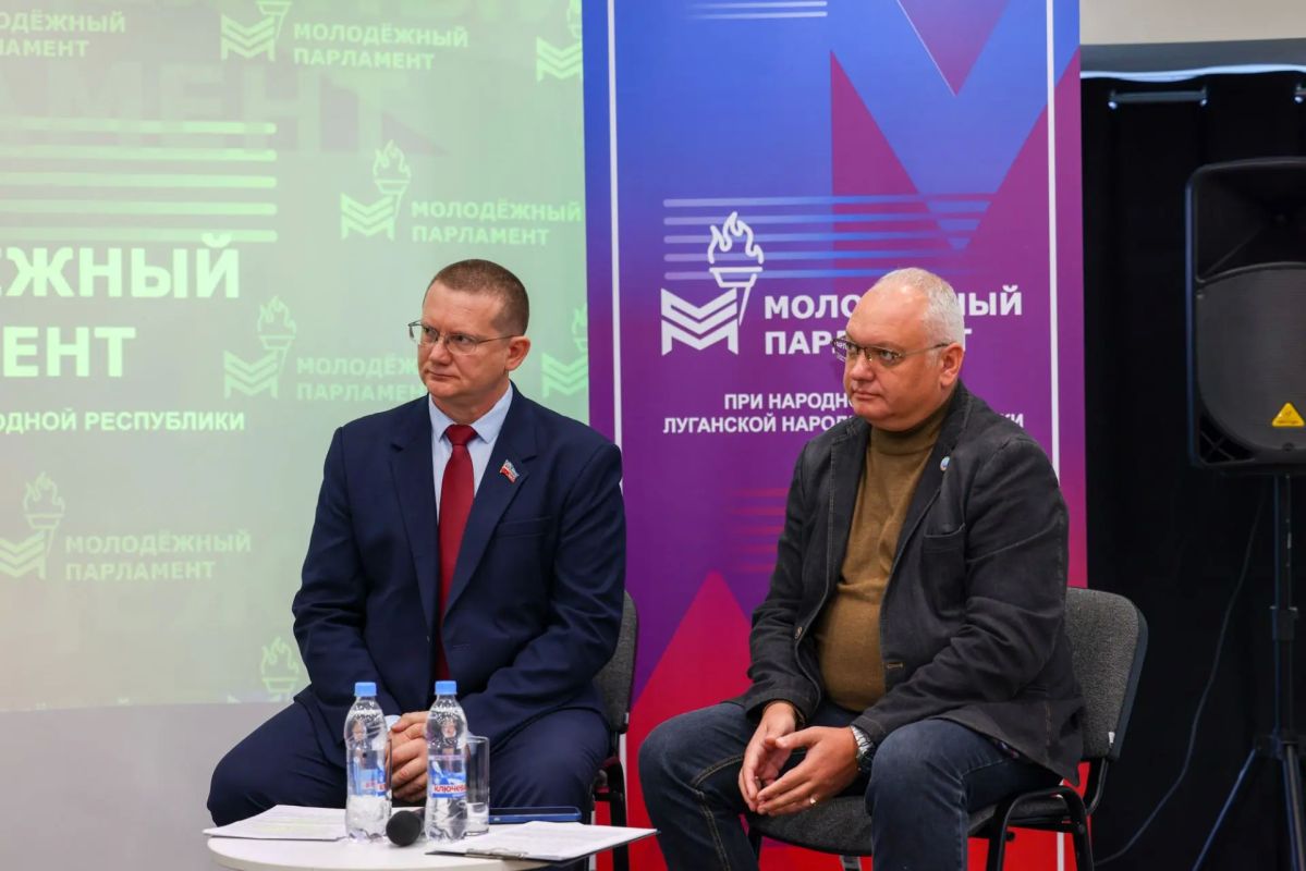 В лектории «Знания» Дома молодёжи прошла панельная дискуссия «Патриотическое воспитание и национальное единство: роль общественных и политических институтов» В лектории «Знания» Дома молодёжи прошла панельная дискуссия «Патриотическое воспитание и национальное единство: роль общественных и политических институтов»