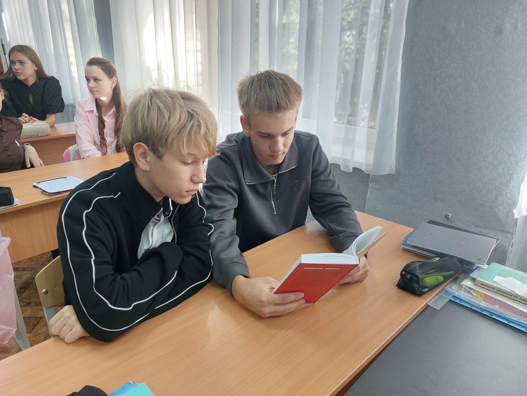 «Донбасс: длинная дорога домой» : в Славяносербской школе прошел тематический урок «Донбасс: длинная дорога домой» : в Славяносербской школе прошел тематический урок