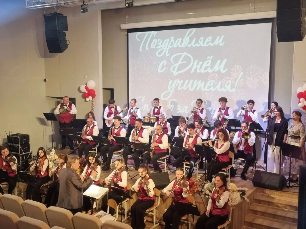 Артисты Театра эстрадной музыки и песни поздравили педагогов в наступающим праздником Артисты Театра эстрадной музыки и песни поздравили педагогов в наступающим праздником