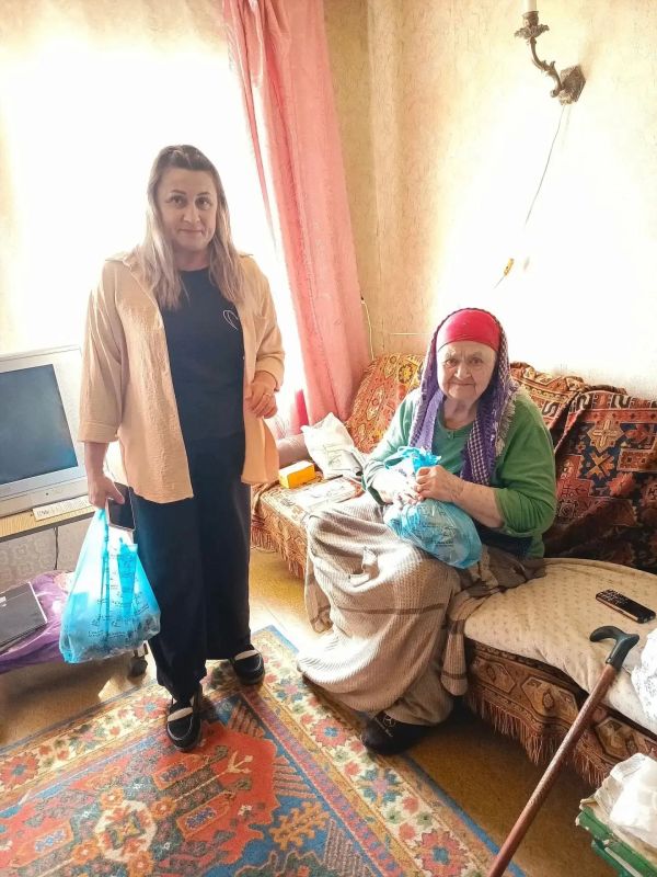 В поселке Красный Яр поздравили своих пожилых жителей В поселке Красный Яр поздравили своих пожилых жителей