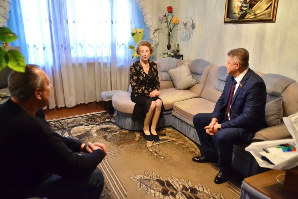 Сергей Цемкало лично поздравил ветеранов педагогического труда с Днём учителя Сергей Цемкало лично поздравил ветеранов педагогического труда с Днём учителя