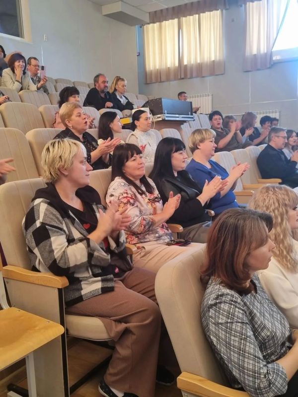 Артисты Театра эстрадной музыки и песни поздравили педагогов в наступающим праздником Артисты Театра эстрадной музыки и песни поздравили педагогов в наступающим праздником
