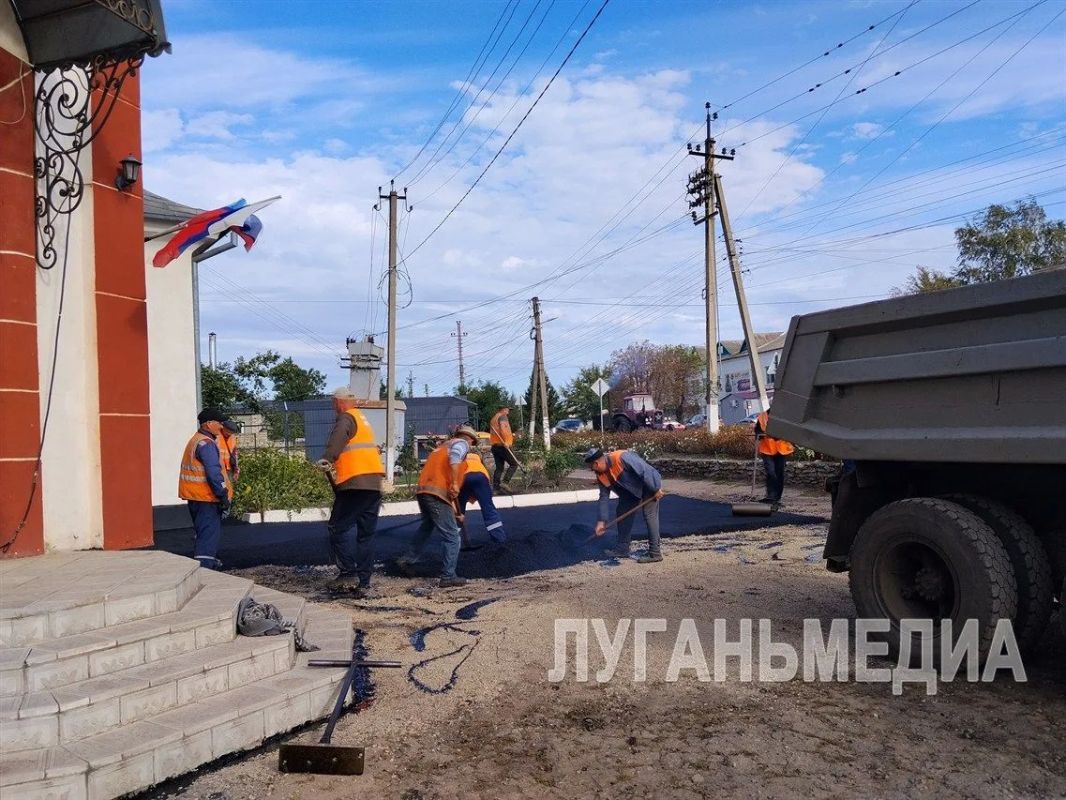 Сотрудники Белокуракинского филиала «Луганский автодор» ремонтируют тротуары на улице Ленина, возле здания краеведческого музея Сотрудники Белокуракинского филиала «Луганский автодор» ремонтируют тротуары на улице Ленина, возле здания краеведческого музея