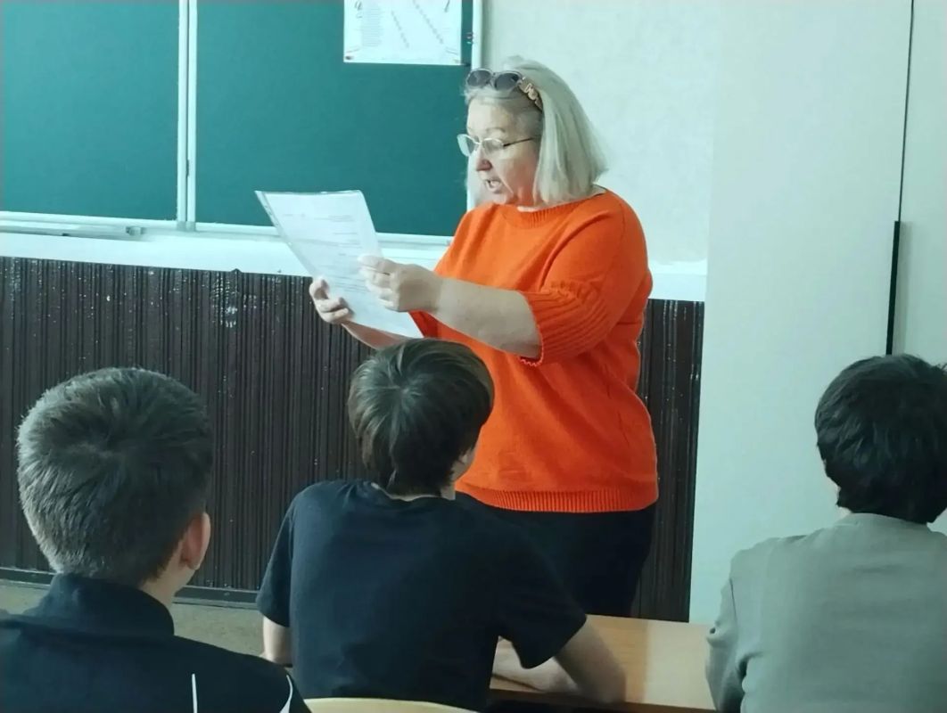 Учитель-профессия на все времена: в Ровеньковской школе №3 прошла важная встреча Учитель-профессия на все времена: в Ровеньковской школе №3 прошла важная встреча