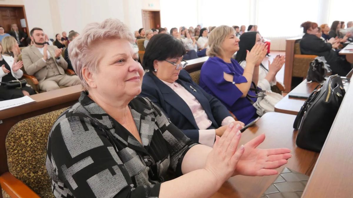 Сегодня в Администрации города чествовали педагогов Сегодня в Администрации города чествовали педагогов