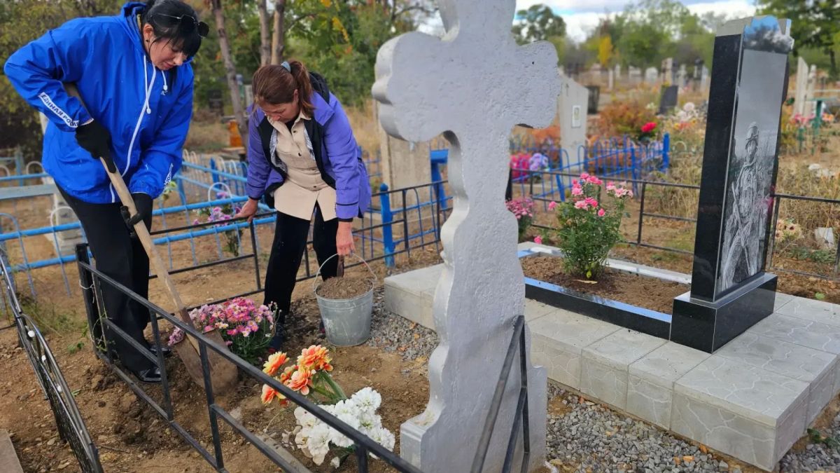 "Добрые дела каждый день". Сегодня в пгт Дзержинский активисты Всероссийской политической партии «Единая Россия» вместе с сотрудниками отдела жизнеобеспечения пгт Дзержинский, пгт Нагольно-Тарасовка провели акцию «Добрые... "Добрые дела каждый день". Сегодня в пгт Дзержинский активисты Всероссийской политической партии «Единая Россия» вместе с сотрудниками отдела жизнеобеспечения пгт Дзержинский, пгт Нагольно-Тарасовка провели акцию «Добрые...