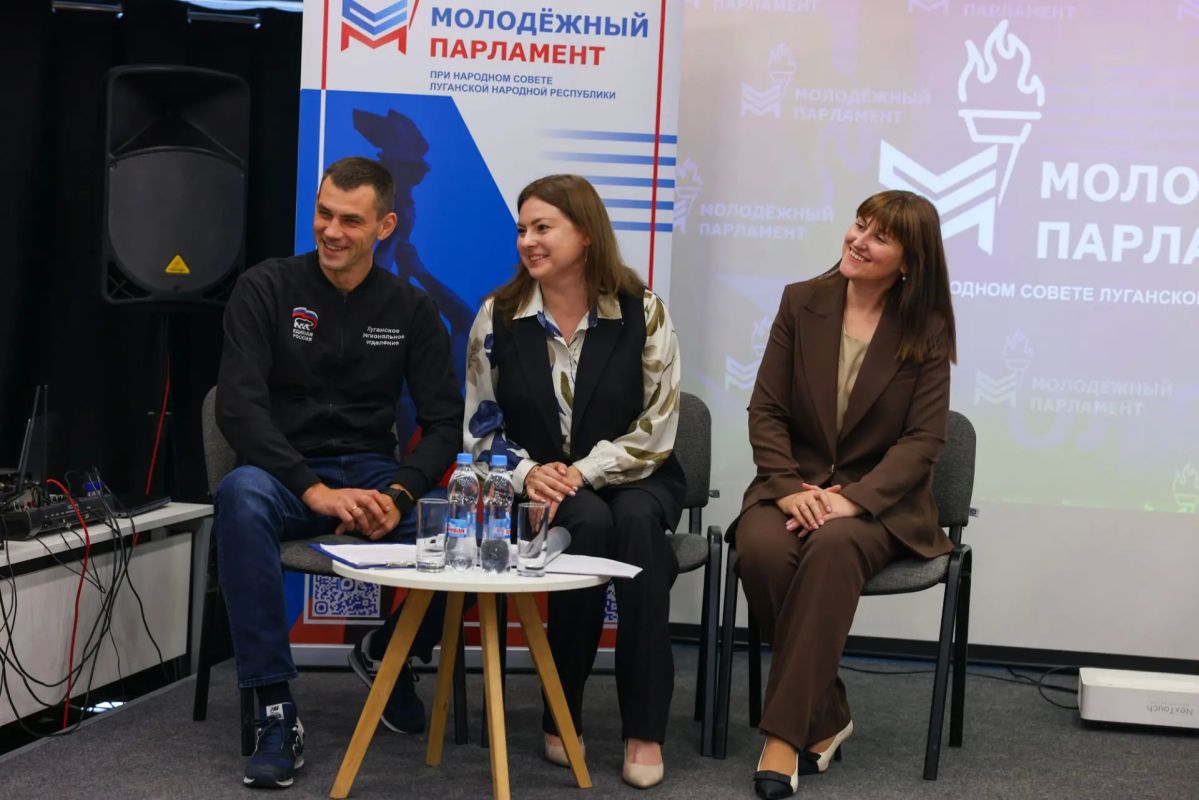 В лектории «Знания» Дома молодёжи прошла панельная дискуссия «Патриотическое воспитание и национальное единство: роль общественных и политических институтов» В лектории «Знания» Дома молодёжи прошла панельная дискуссия «Патриотическое воспитание и национальное единство: роль общественных и политических институтов»
