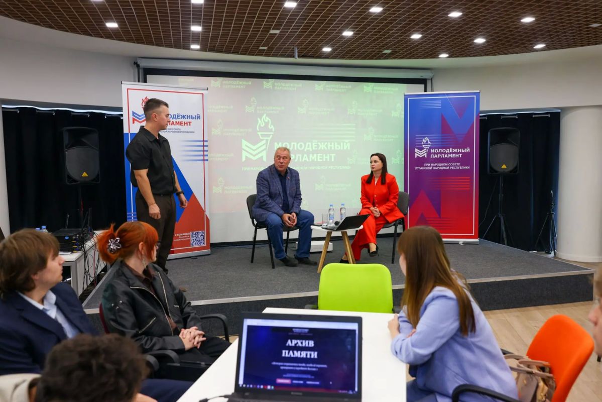 А теперь меняем формат.. В лектории «Знания» Дома молодёжи началась интерактивная историческая игра «Память поколений: от Краснодона до современного Донбасса через призму национального единства» А теперь меняем формат.. В лектории «Знания» Дома молодёжи началась интерактивная историческая игра «Память поколений: от Краснодона до современного Донбасса через призму национального единства»