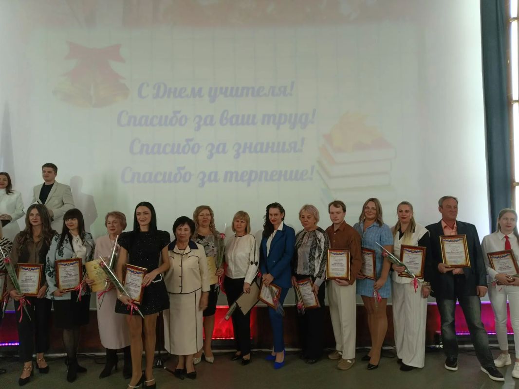 В Ровеньках торжественно отметили День работника образования Сегодня в городском округе город Ровеньки состоялось праздничное мероприятие, посвященное Дню работника образования. В зале собрались те, кто посвятил свою жизнь... В Ровеньках торжественно отметили День работника образования Сегодня в городском округе город Ровеньки состоялось праздничное мероприятие, посвященное Дню работника образования. В зале собрались те, кто посвятил свою жизнь...
