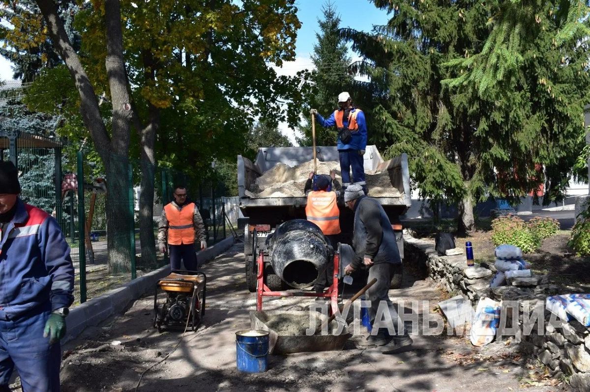 Сотрудники Белокуракинского филиала «Луганский автодор» ремонтируют тротуары на улице Ленина, возле здания краеведческого музея Сотрудники Белокуракинского филиала «Луганский автодор» ремонтируют тротуары на улице Ленина, возле здания краеведческого музея