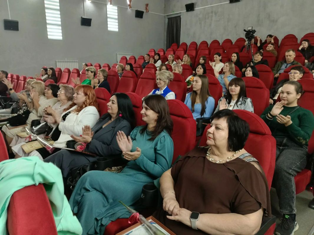 В Ровеньках торжественно отметили День работника образования Сегодня в городском округе город Ровеньки состоялось праздничное мероприятие, посвященное Дню работника образования. В зале собрались те, кто посвятил свою жизнь... В Ровеньках торжественно отметили День работника образования Сегодня в городском округе город Ровеньки состоялось праздничное мероприятие, посвященное Дню работника образования. В зале собрались те, кто посвятил свою жизнь...