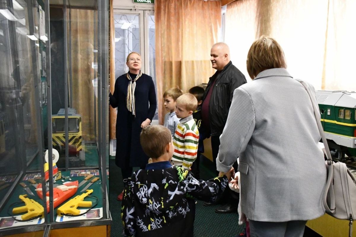 А что внутри тепловоза? Юные машиностроители Республики побывали в заводском музее «Лугамаш» А что внутри тепловоза? Юные машиностроители Республики побывали в заводском музее «Лугамаш»
