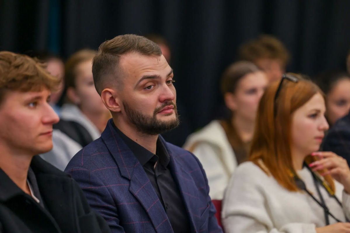 В лектории «Знания» Дома молодёжи прошла панельная дискуссия «Патриотическое воспитание и национальное единство: роль общественных и политических институтов» В лектории «Знания» Дома молодёжи прошла панельная дискуссия «Патриотическое воспитание и национальное единство: роль общественных и политических институтов»