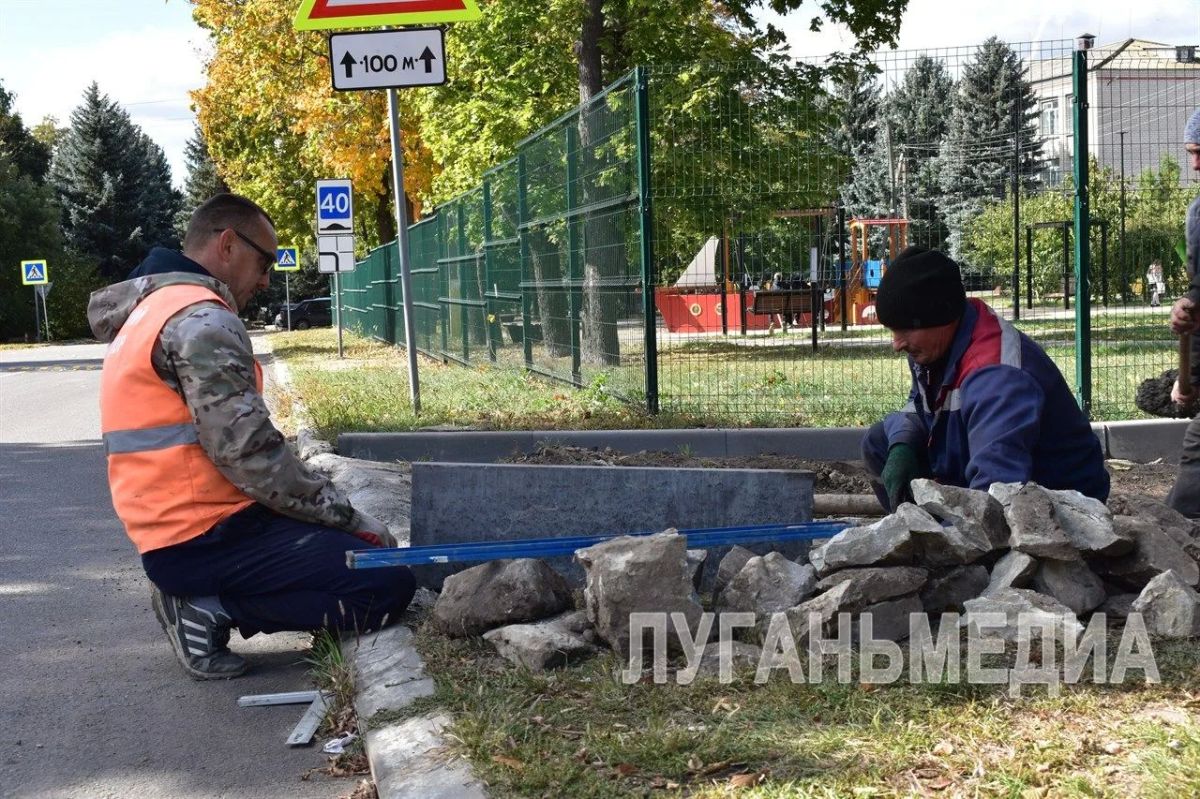 Сотрудники Белокуракинского филиала «Луганский автодор» ремонтируют тротуары на улице Ленина, возле здания краеведческого музея Сотрудники Белокуракинского филиала «Луганский автодор» ремонтируют тротуары на улице Ленина, возле здания краеведческого музея