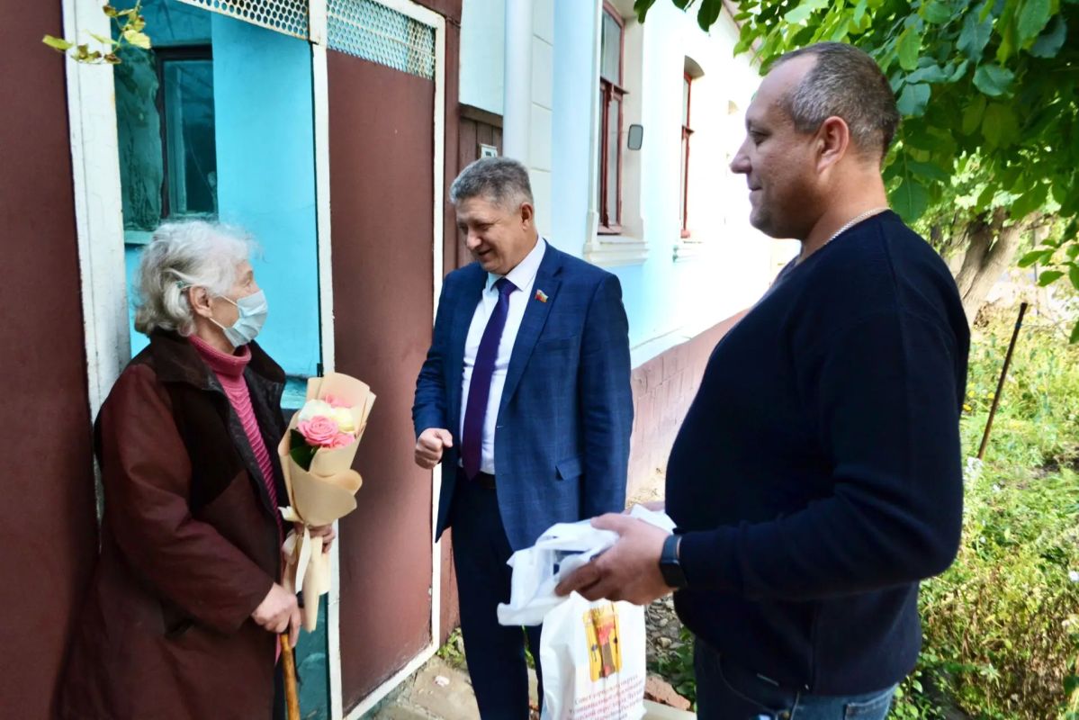Сергей Цемкало лично поздравил ветеранов педагогического труда с Днём учителя Сергей Цемкало лично поздравил ветеранов педагогического труда с Днём учителя