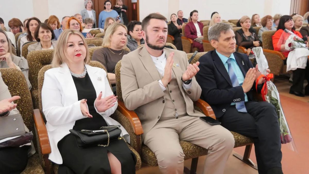Сегодня в Администрации города чествовали педагогов Сегодня в Администрации города чествовали педагогов