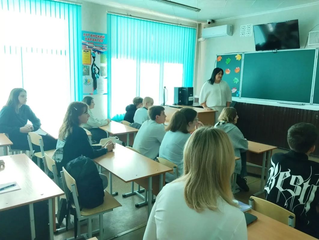 Учитель-профессия на все времена: в Ровеньковской школе №3 прошла важная встреча Учитель-профессия на все времена: в Ровеньковской школе №3 прошла важная встреча