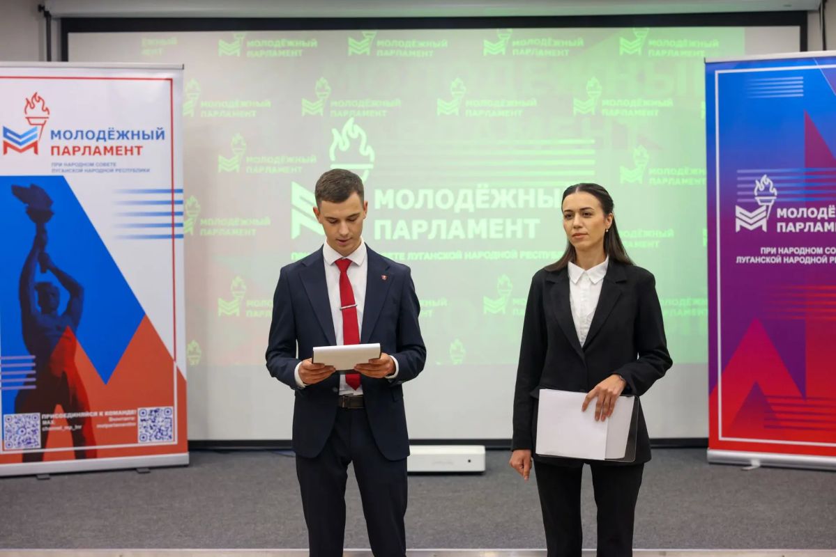 В лектории «Знания» Дома молодёжи прошла панельная дискуссия «Патриотическое воспитание и национальное единство: роль общественных и политических институтов» В лектории «Знания» Дома молодёжи прошла панельная дискуссия «Патриотическое воспитание и национальное единство: роль общественных и политических институтов»