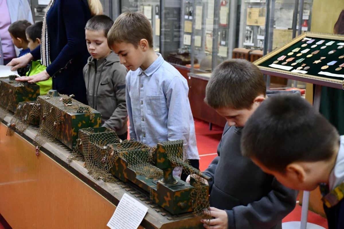 А что внутри тепловоза? Юные машиностроители Республики побывали в заводском музее «Лугамаш»