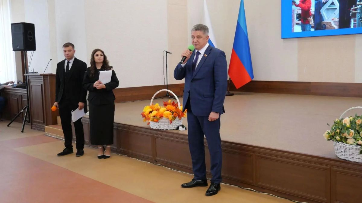 Сегодня в Администрации города чествовали педагогов Сегодня в Администрации города чествовали педагогов