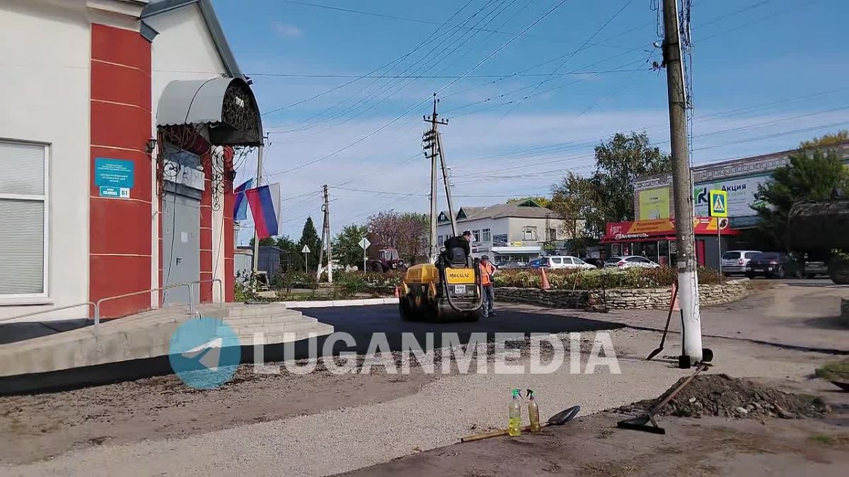 Сотрудники Белокуракинского филиала «Луганский автодор» ремонтируют тротуары на улице Ленина, возле здания краеведческого музея