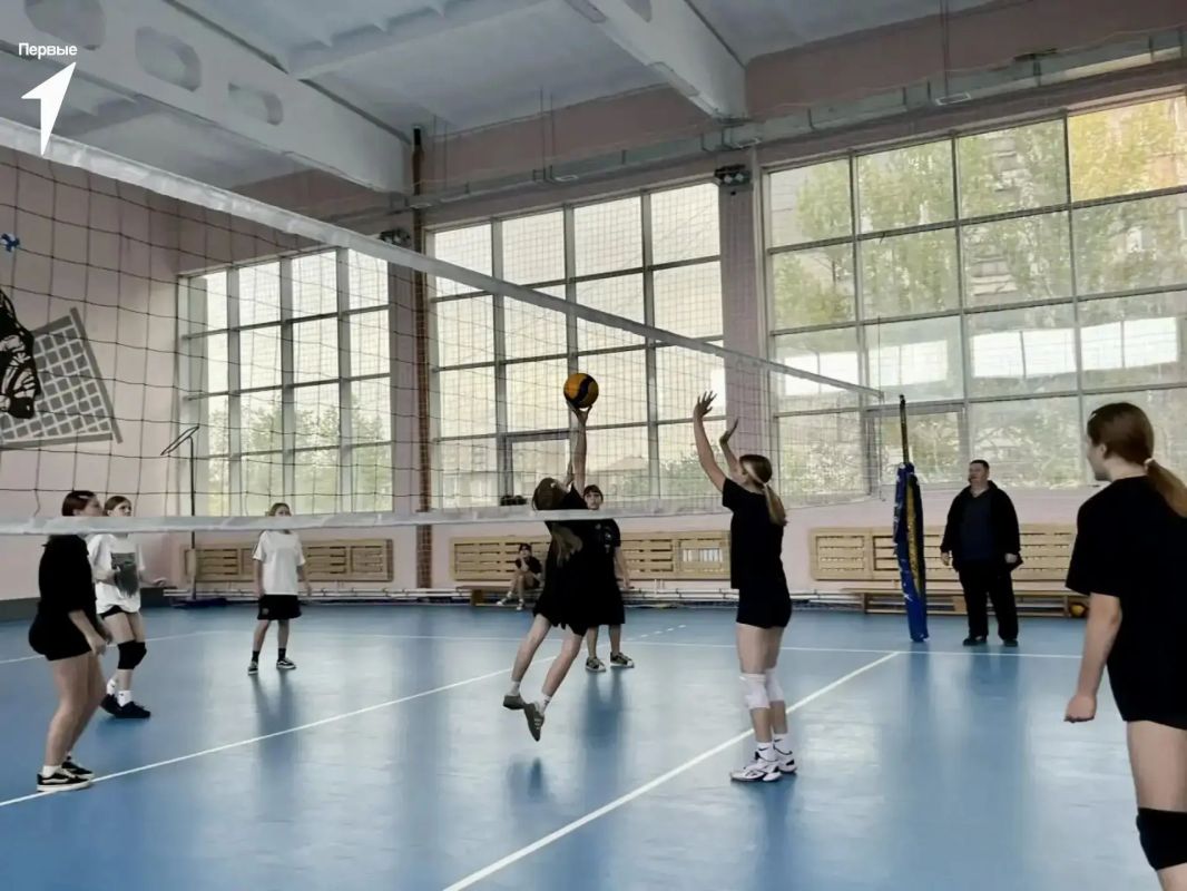 В Алчевске прошёл муниципальный этап Цикла спортивных мероприятий «Будь Первым!» по женскому волейболу