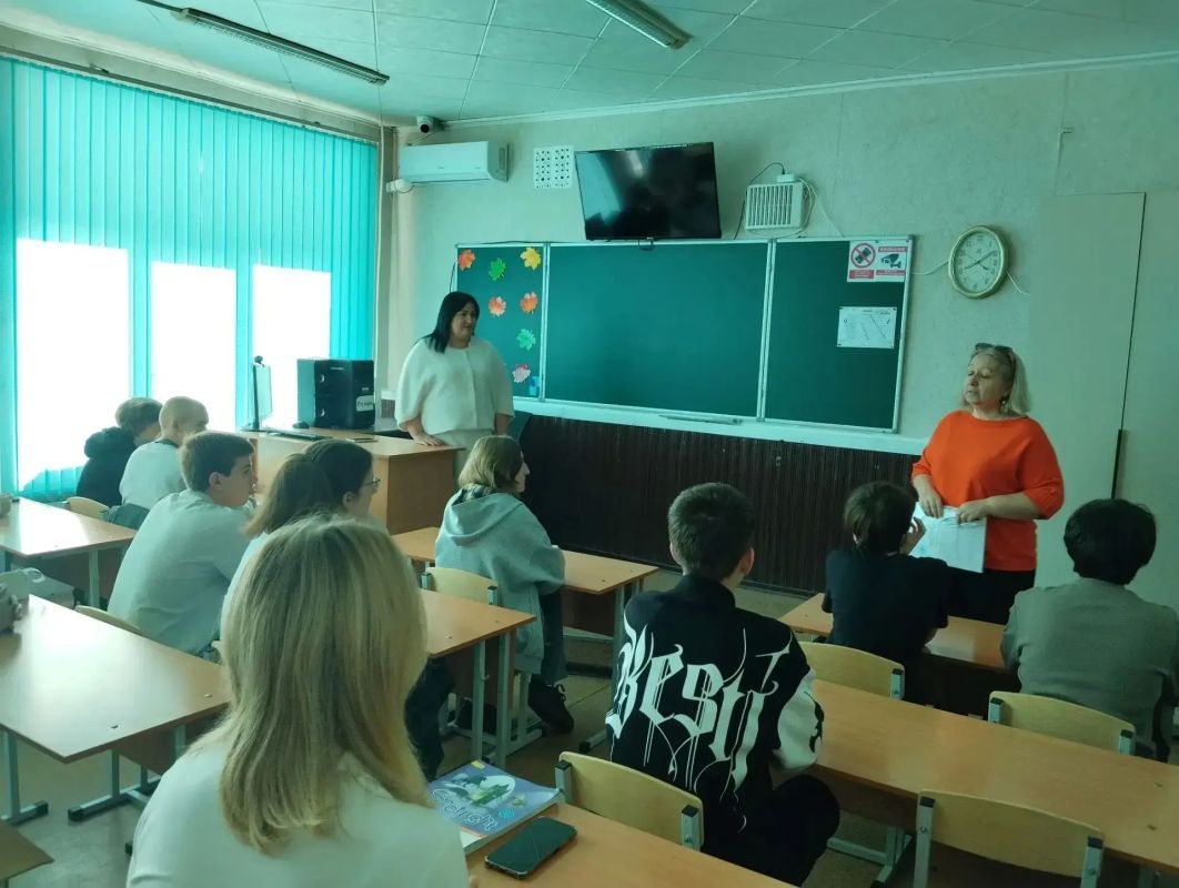 Учитель-профессия на все времена: в Ровеньковской школе №3 прошла важная встреча Учитель-профессия на все времена: в Ровеньковской школе №3 прошла важная встреча