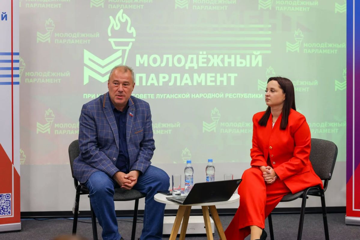 А теперь меняем формат.. В лектории «Знания» Дома молодёжи началась интерактивная историческая игра «Память поколений: от Краснодона до современного Донбасса через призму национального единства» А теперь меняем формат.. В лектории «Знания» Дома молодёжи началась интерактивная историческая игра «Память поколений: от Краснодона до современного Донбасса через призму национального единства»