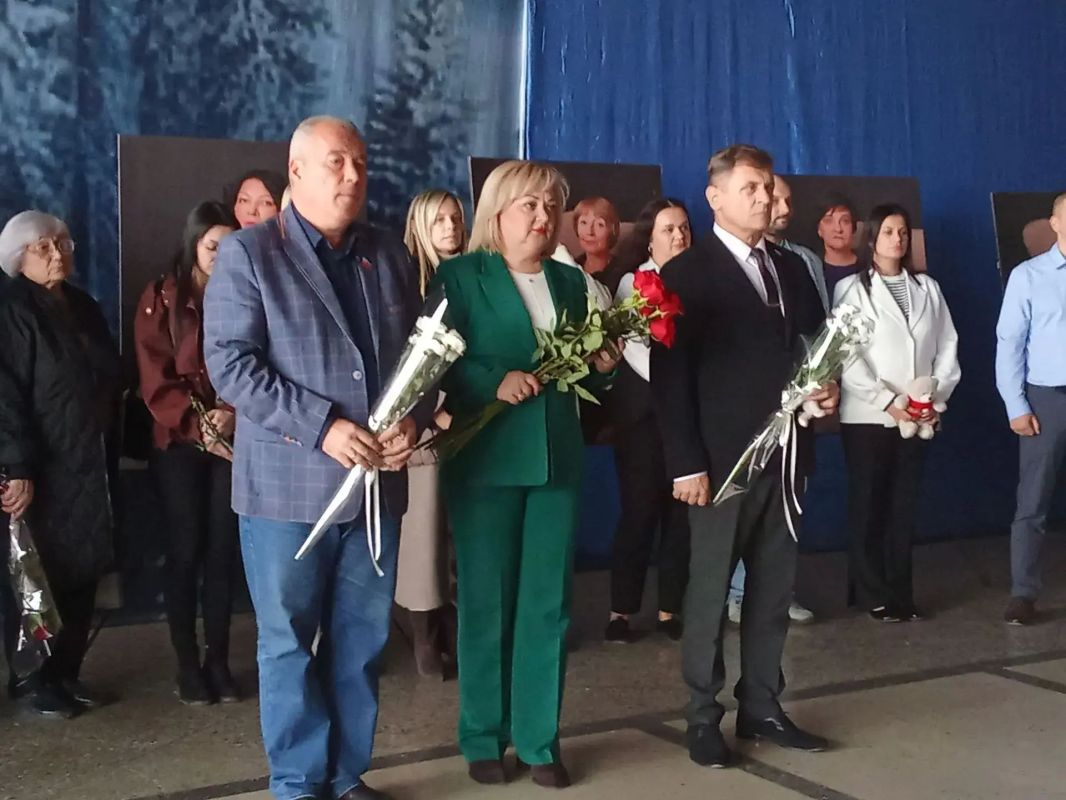 Экспозиция «Аллея ангелов», в которую вошли фотографии детей, погибших от рук украинских националистов, открылась на базе Центра культуры Алчевска Экспозиция «Аллея ангелов», в которую вошли фотографии детей, погибших от рук украинских националистов, открылась на базе Центра культуры Алчевска