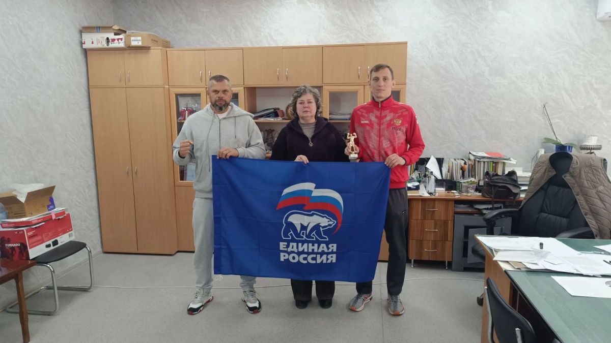 Депутат городского совета от партии "Единая Россия" , директор МБУ ДО «РСШ» Андрей Кузнецов с дружеским визитом посетил коллектив ГБОУ ЛНР «Рубежанская СШ №2»