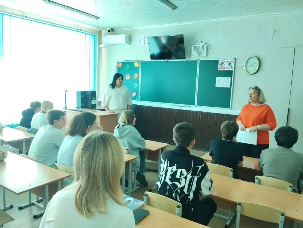 Учитель-профессия на все времена: в Ровеньковской школе №3 прошла важная встреча Учитель-профессия на все времена: в Ровеньковской школе №3 прошла важная встреча