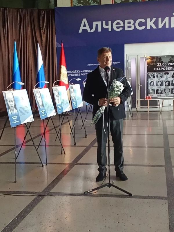Роман Лысенко: Экспозиция «Аллея ангелов», в которую вошли фотографии детей, погибших от рук украинских националистов, открылась на базе Центра культуры Алчевска Роман Лысенко: Экспозиция «Аллея ангелов», в которую вошли фотографии детей, погибших от рук украинских националистов, открылась на базе Центра культуры Алчевска