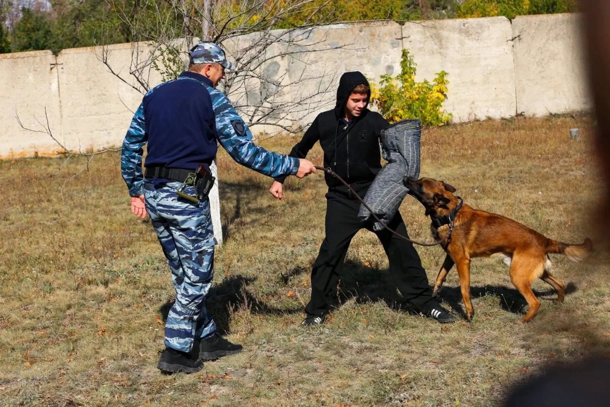 Ученики полицейских классов побывали на экскурсии в Центре кинологической службы МВД по Луганской Народной Республике Ученики полицейских классов побывали на экскурсии в Центре кинологической службы МВД по Луганской Народной Республике