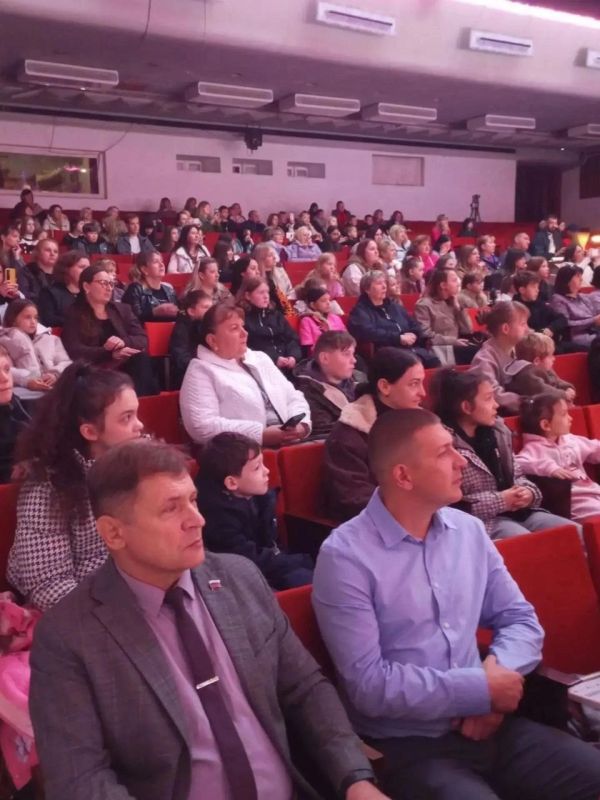 Роман Лысенко: Выступил с приветственным словом на празднике семейного творчества «Ярче вместе» в Алчевске Роман Лысенко: Выступил с приветственным словом на празднике семейного творчества «Ярче вместе» в Алчевске