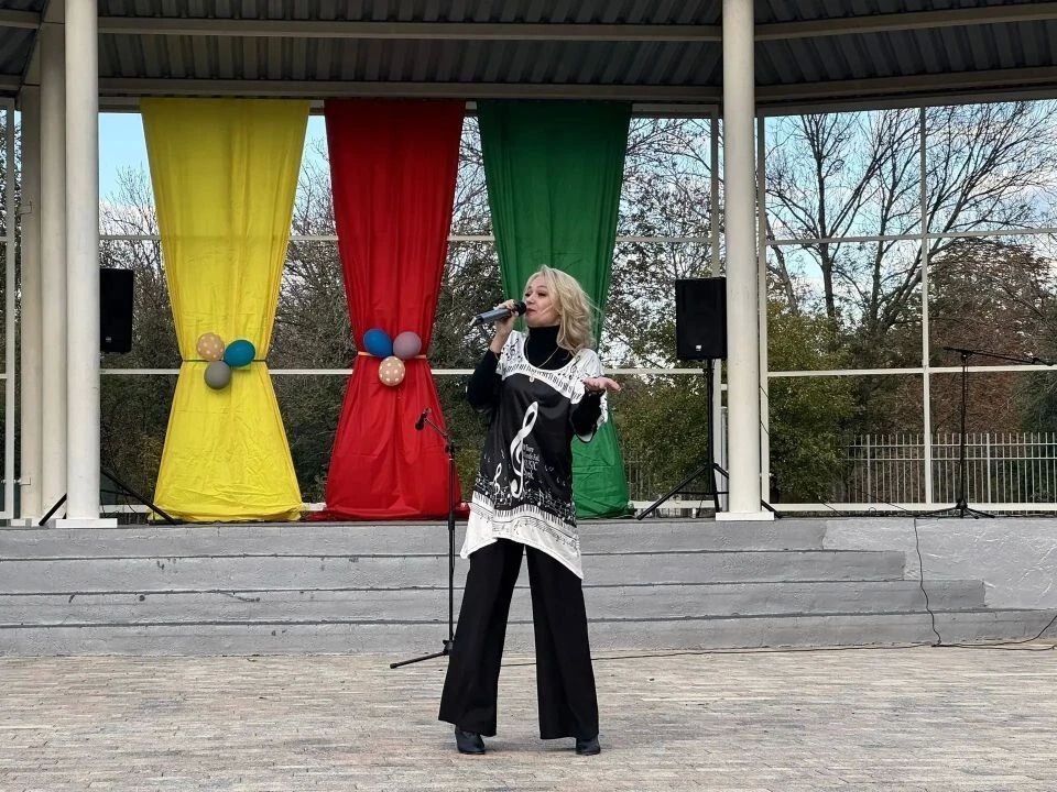 3 октября в парке культуры и отдыха имени «Молодой гвардии» было по-особенному уютно и оживленно 3 октября в парке культуры и отдыха имени «Молодой гвардии» было по-особенному уютно и оживленно