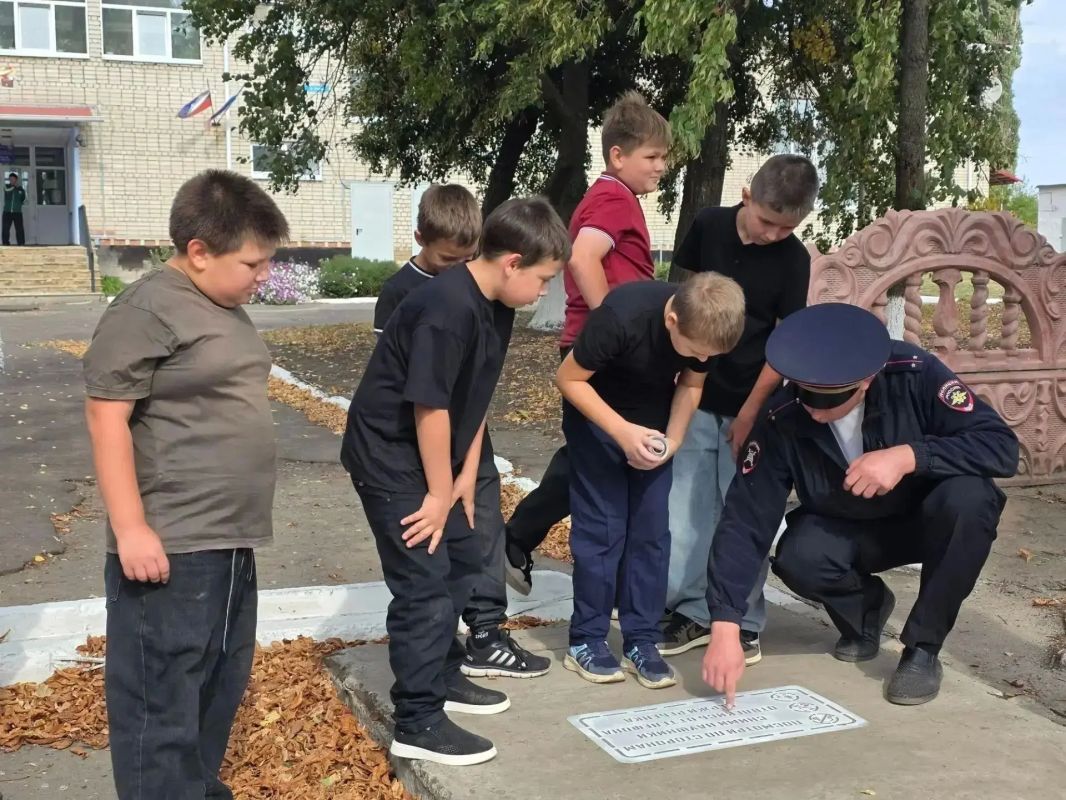Новопсковские полицейские обсудили со школьниками Правила дорожного движения Новопсковские полицейские обсудили со школьниками Правила дорожного движения