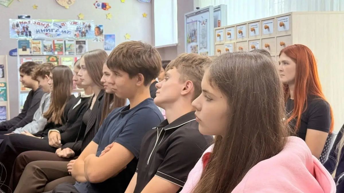Сотрудники ПДН пообщались со школьниками Красного Луча на тематическом классном часе «Молодёжь выбирает здоровье» Сотрудники ПДН пообщались со школьниками Красного Луча на тематическом классном часе «Молодёжь выбирает здоровье»