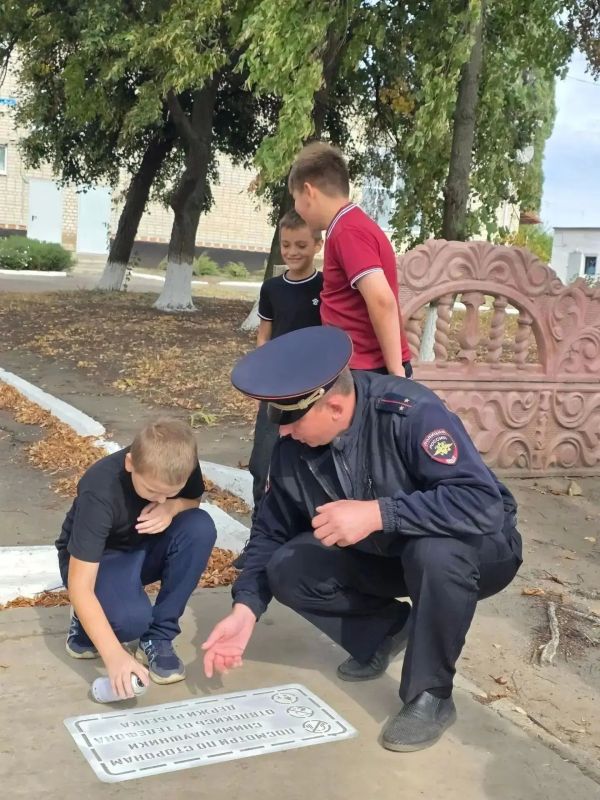 Новопсковские полицейские обсудили со школьниками Правила дорожного движения Новопсковские полицейские обсудили со школьниками Правила дорожного движения