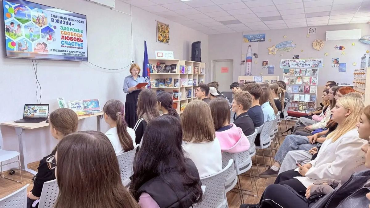 Сотрудники ПДН пообщались со школьниками Красного Луча на тематическом классном часе «Молодёжь выбирает здоровье» Сотрудники ПДН пообщались со школьниками Красного Луча на тематическом классном часе «Молодёжь выбирает здоровье»