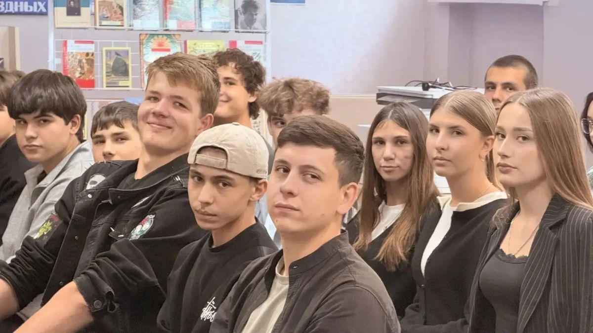 Сотрудники ПДН пообщались со школьниками Красного Луча на тематическом классном часе «Молодёжь выбирает здоровье» Сотрудники ПДН пообщались со школьниками Красного Луча на тематическом классном часе «Молодёжь выбирает здоровье»