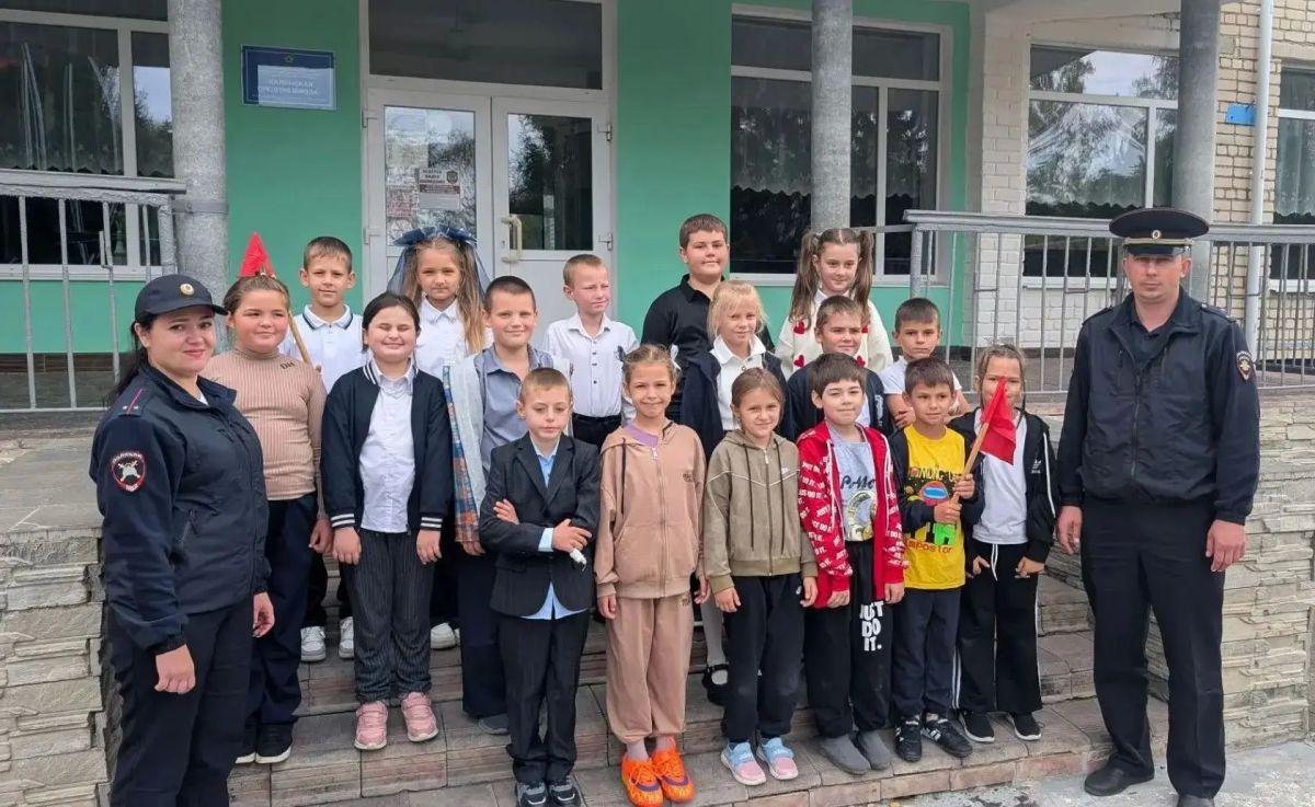 Новопсковские полицейские обсудили со школьниками Правила дорожного движения Новопсковские полицейские обсудили со школьниками Правила дорожного движения