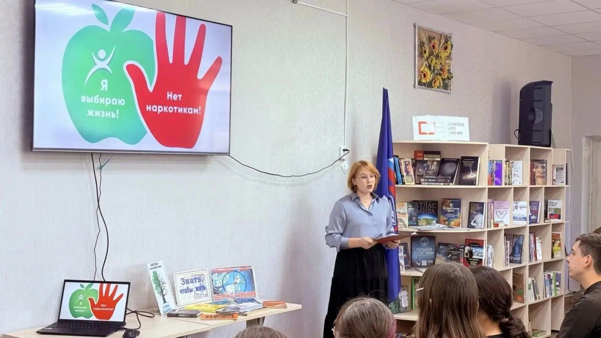 Сотрудники ПДН пообщались со школьниками Красного Луча на тематическом классном часе «Молодёжь выбирает здоровье» Сотрудники ПДН пообщались со школьниками Красного Луча на тематическом классном часе «Молодёжь выбирает здоровье»