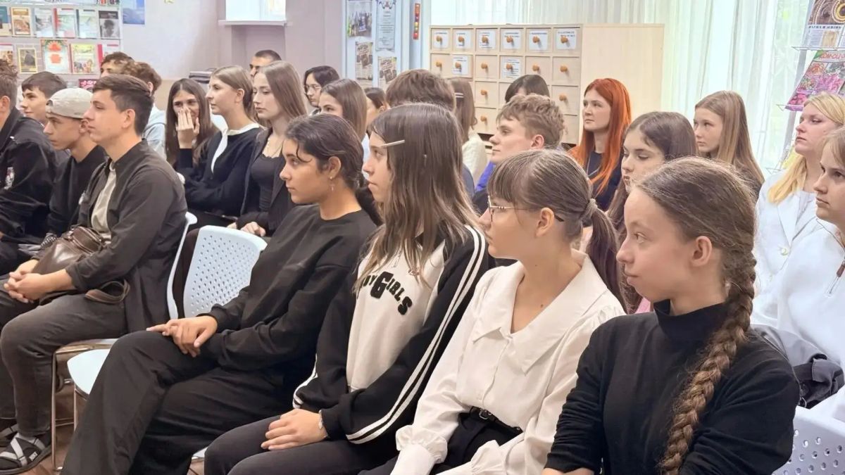 Сотрудники ПДН пообщались со школьниками Красного Луча на тематическом классном часе «Молодёжь выбирает здоровье» Сотрудники ПДН пообщались со школьниками Красного Луча на тематическом классном часе «Молодёжь выбирает здоровье»